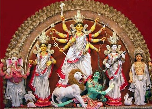 Traditional ek chala fiberglass Durga idol with white saree and family – Fiberglass Durga, Kolkata