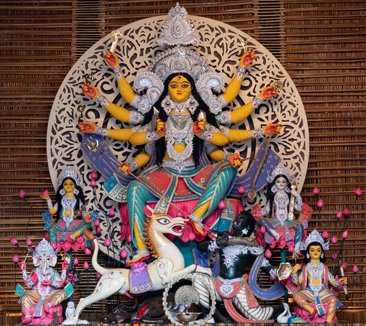 Ek chala fiberglass Durga idol with white carved round chala and family – Fiberglass Durga, Kolkata